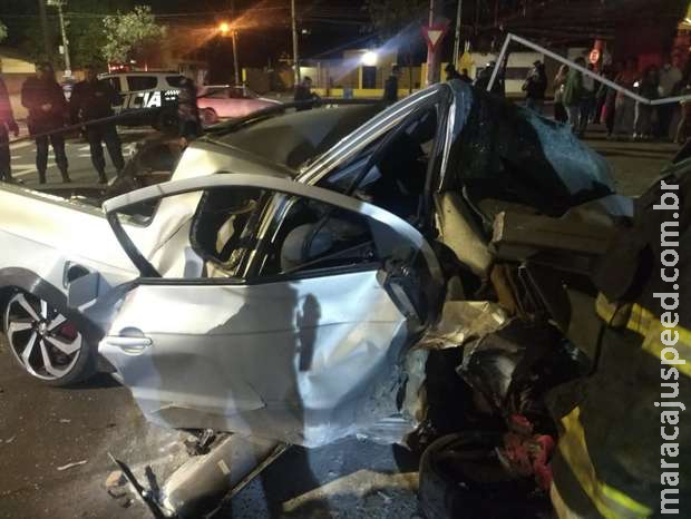 Jovem bate e destrói saveiro em poste e mata ele e passageira Jovem bate e destrói saveiro em poste e mata ele e passageira