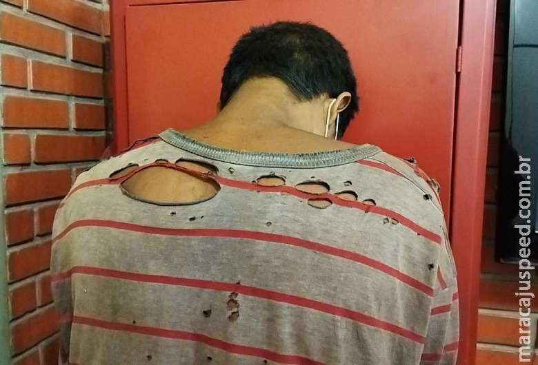 Jovem é preso após agredir pai e madrasta com golpes de enxada