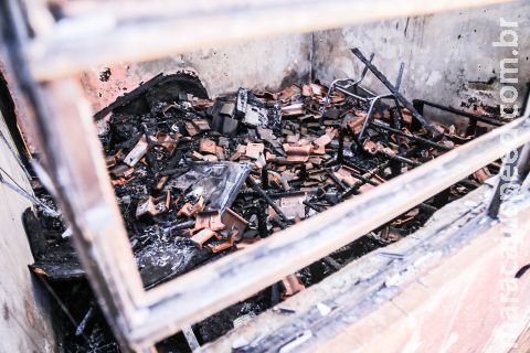 Jovem perde a casa em incêndio e acusa o pai após briga por venda de imóvel