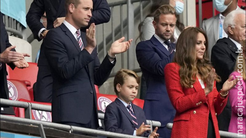 Kate Middleton usa um Zara Blazer para uma noite de futebol com o príncipe George e o príncipe William