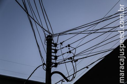 Ladrão causa curto-circuito na rede elétrica ao furtar fios de um poste