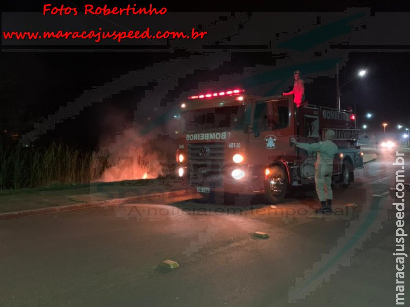 Maracaju: Bombeiros extinguem chamas que ameaçavam chegar a residências na Rua Joaquim F. Azambuja Maracaju: Bombeiros extinguem chamas que ameaçavam chegar a residências na Rua Joaquim F. Azambuja