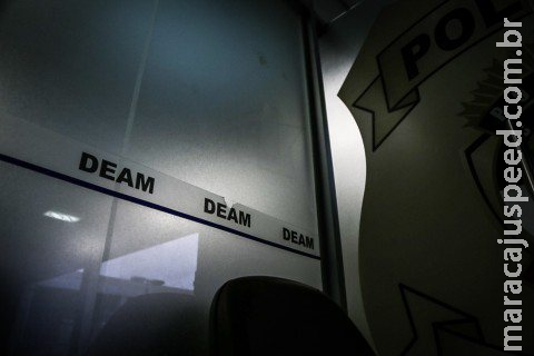 Marido não gosta de amigo de grávida e a espanca com socos e chutes na barriga