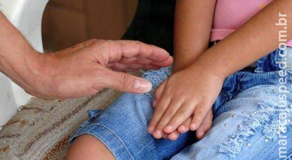 Menina de 8 anos era obrigada a assistir filmes pornográficos quando era estuprada pelo pai