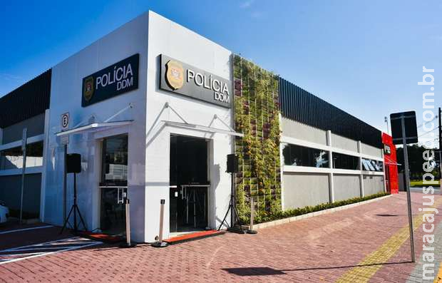 Menina é resgatada após ser deixada sem comida e com as pernas amarradas