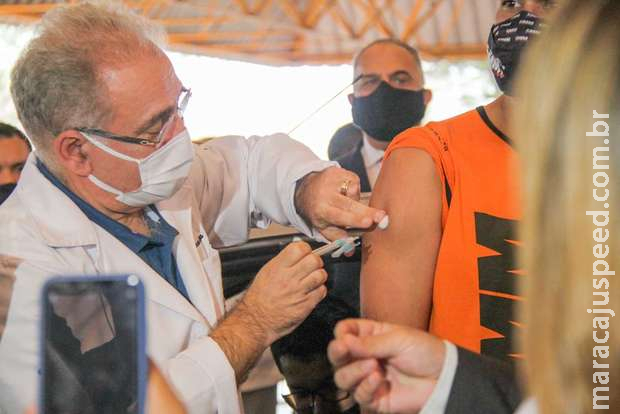 Ministro da Saúde aplica vacina em instrutor de autoescola em Campo Grande