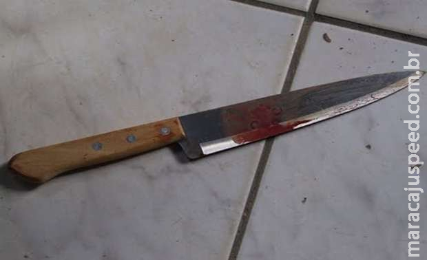 Morador de rua é esfaqueado nas costas enquanto dormia em calçada Morador de rua é esfaqueado nas costas enquanto dormia em calçada