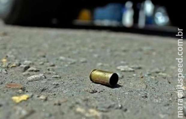 Moradora é surpreendida e tem portão crivado de balas na Vila Nhanhá