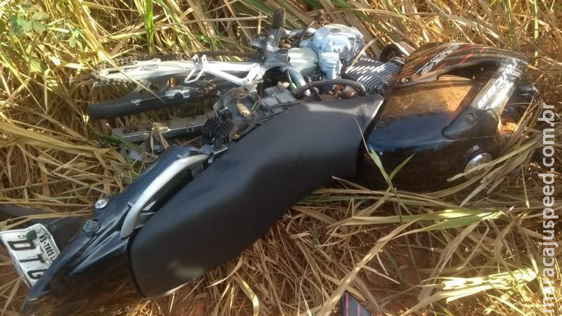 Moto furtada é encontrada abandonada em matagal