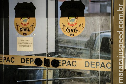 Motorista bate carro em árvore, tenta fugir a pé e acaba preso pela PM