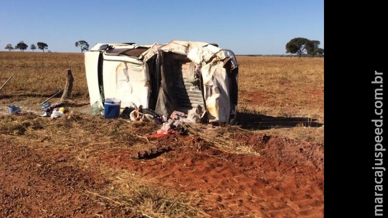 Motorista desvia de ema, capota carro e crianças são socorridas em estado grave