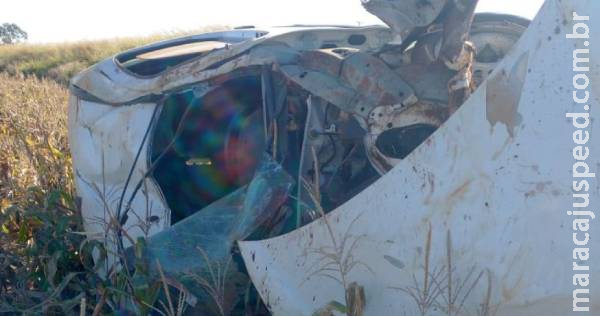 Motorista é arremessado de carro após capotamento na BR-163