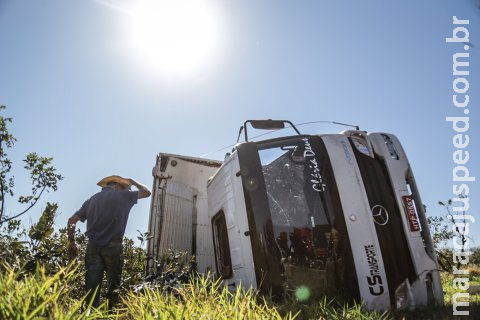 Motorista é ‘fechado’ e acaba tombando caminhão em rodovia em Campo Grande