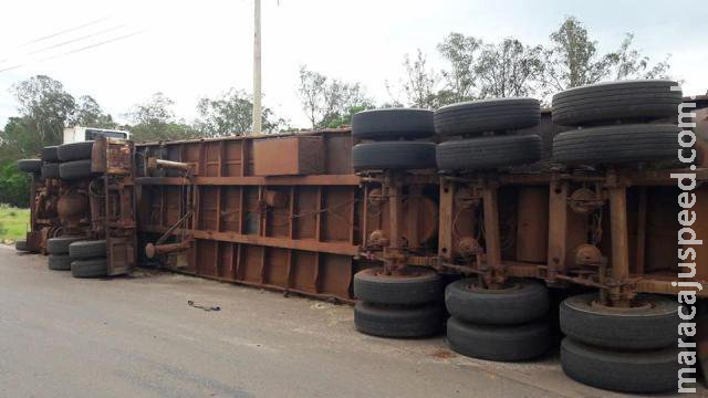 Motorista perde controle e capota caminhão na MS-436