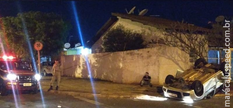 Motorista que carregava duas crianças avança preferencial e capota carro no Monte Castelo