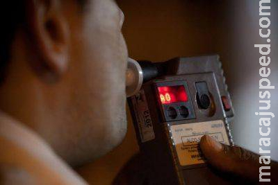 Motorista tem traumatismo craniano após dirigir embriagado e colidir em canteiro