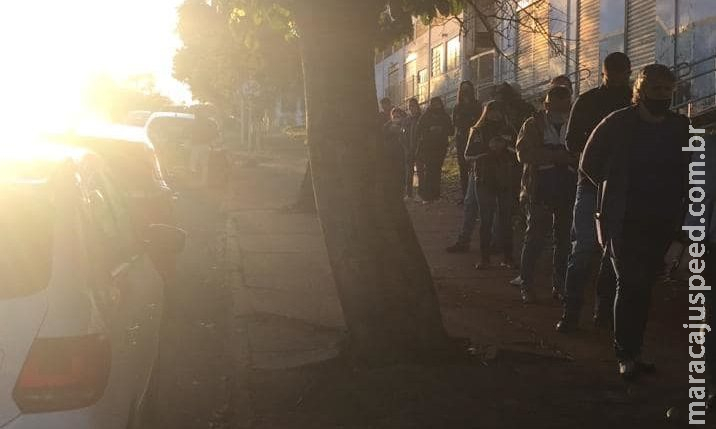 Mudança em horário causa confusão e forma fila para vacinação em Campo Grande Mudança em horário causa confusão e forma fila para vacinação em Campo Grande