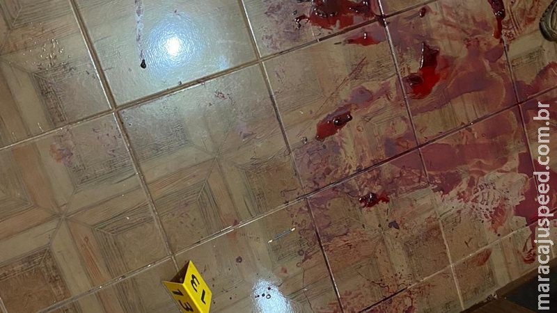 Mulher acorda de madrugada e vê marido sendo esfaqueado por grupo em casa