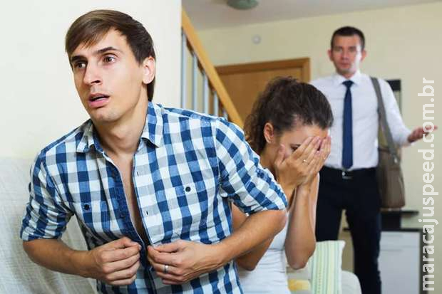 Mulher com duas famílias é pega no flagra e pau quebra em Maracaju