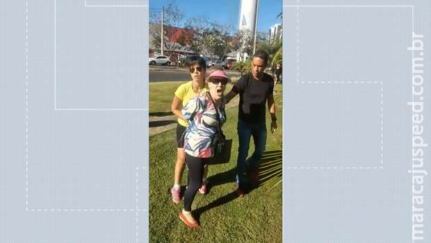 Mulher é presa por chamar pai e filho de 