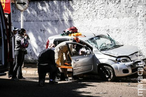 Na contramão, motorista provoca acidente com capotamento em Campo Grande