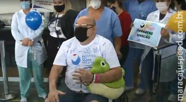 Paciente deixa hospital após nove meses internado por complicações da covid e se emociona Paciente deixa hospital após nove meses internado por complicações da covid e se emociona