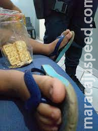 Pai encontra crianças de 2 e 4 anos sozinhas em casa e mãe vai parar na delegacia