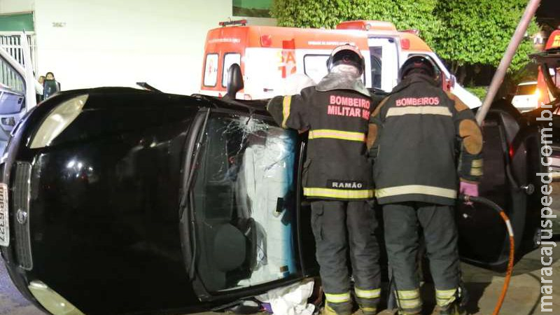 Palio avança preferencial na Pernambuco, capota e só para ao atingir a placa de pare