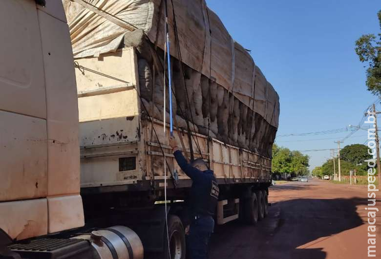 PM executa fiscalização de caminhão com altura fora dos padrões regulamentados 