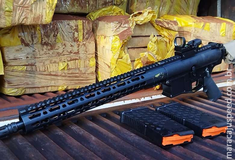 Polícia encontra drogas e fuzil em caminhonetes apreendidas próximo a Itahum