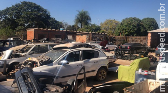 Polícia fecha desmanche, encontra veículos furtados e leva dois pra cadeia