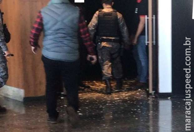 Policial que assassinou bioquímico no cinema terá que indenizar família da vítima