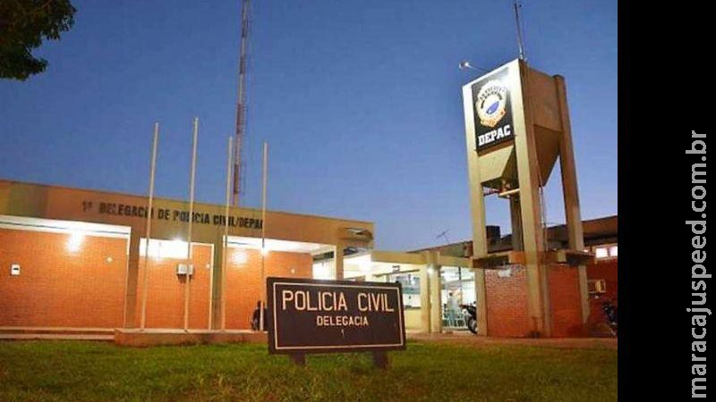 Por vidro da janela, passageira é expulsa a força de carro por motorista de aplicativo