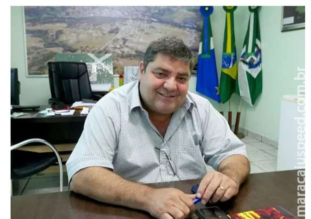 Prefeito paga fortuna a comissionadas do próprio gabinete