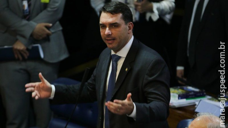 Presidente deve ficar três dias internado em SP, diz Flávio Bolsonaro Presidente deve ficar três dias internado em SP, diz Flávio Bolsonaro