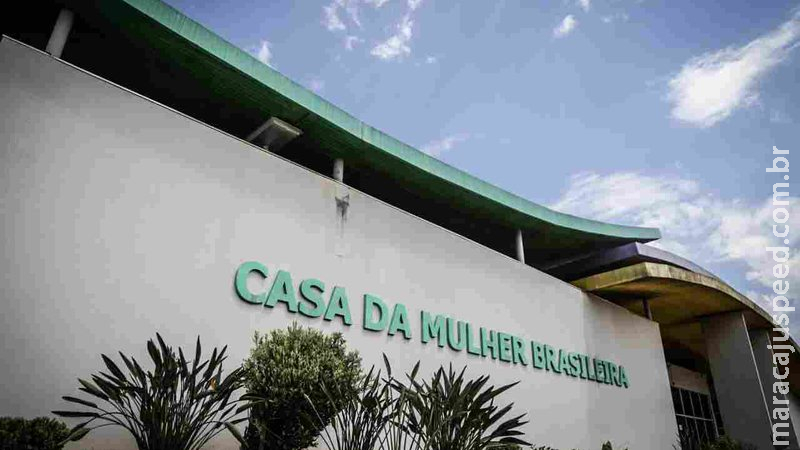 Rapaz acaba na delegacia ao empurrar e dar cotoveladas em PM durante abordagem em bar