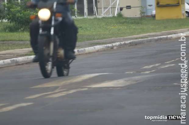 Rapaz é preso empinando moto com garupa sem capacete em Campo Grande