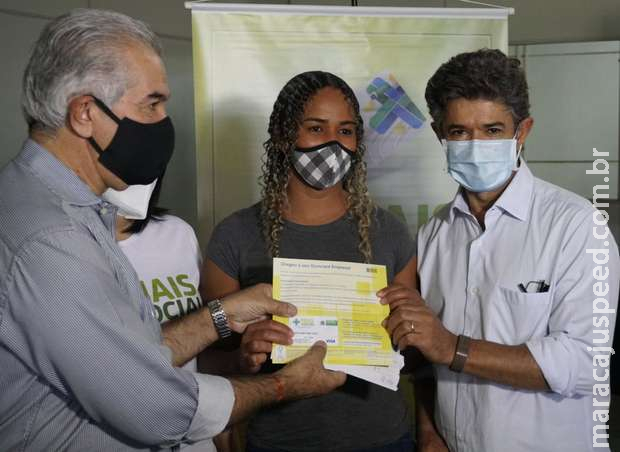 Reinaldo entrega de cartões do Mais Social! a beneficiários de Campo Grande
