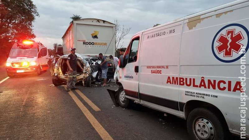 Segundo engavetamento do dia, acidente na BR-262 envolveu carretas, ambulância e um carro