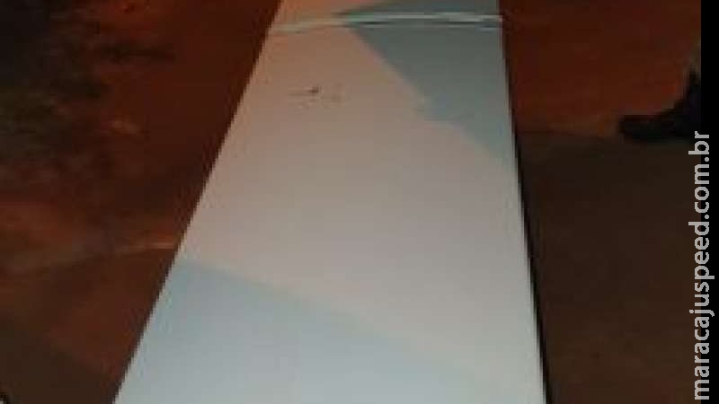 Três são presos ao serem flagrados carregando geladeira, armário e pia durante furto