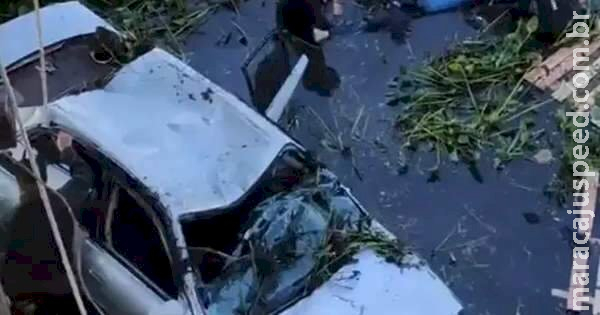 Veículo invade mirante, cai em rio e ocupantes morrem na fronteira 