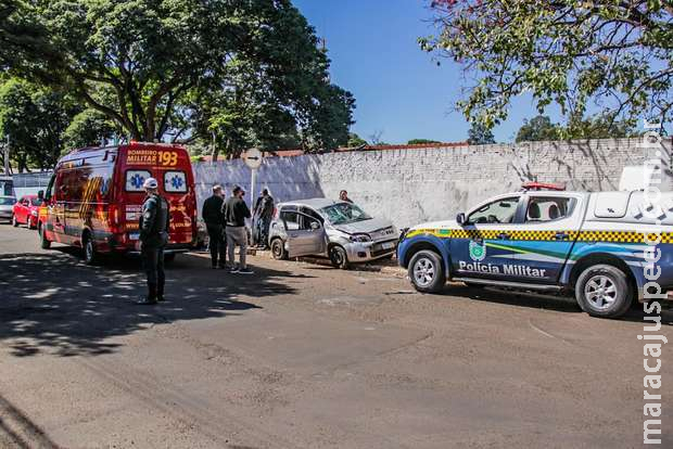 Vídeo: pedreiro dirige na contramão, bate em carro e capota Uno em Campo Grande