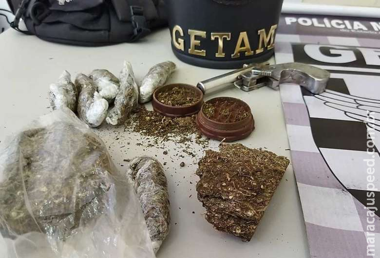 Adolescente de 16 anos é apreendido com maconha e arma de fogo Adolescente de 16 anos é apreendido com maconha e arma de fogo