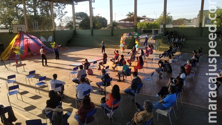 Alunos voltam às aulas presenciais e são recepcionados com espetáculo circense Alunos voltam às aulas presenciais e são recepcionados com espetáculo circense