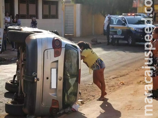 Ao desviar de cão, mulher capota carro ao bater em veículo parado 
