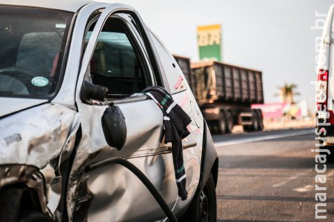 Ao fazer conversão na BR-163, motorista bate em camionete e um fica ferido