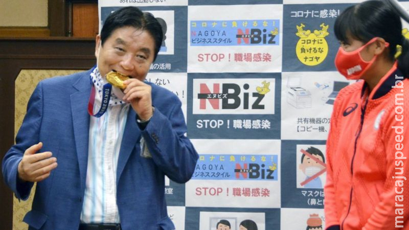 Atleta olímpica japonesa vai receber medalha nova após prefeito morder a original