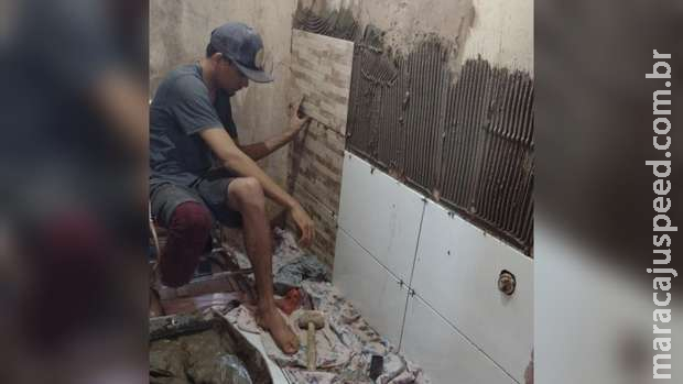 Azulejista que perdeu a perna em acidente não consegue prótese, mas volta a trabalhar