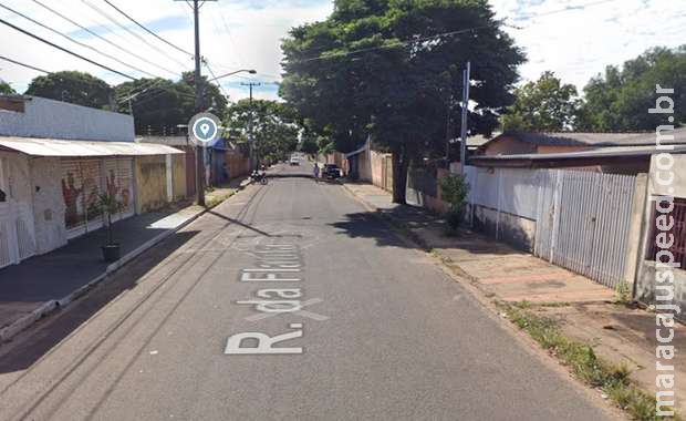 Bandido entra na frente de carro e toma celular de motorista no Tiradentes