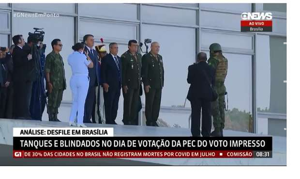 Bolsonaro acompanha desfile militar com blindados na frente do Planalto